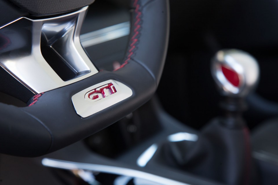 Photo badge GTi volant cuir Peugeot 308 GTi - Essais 2015