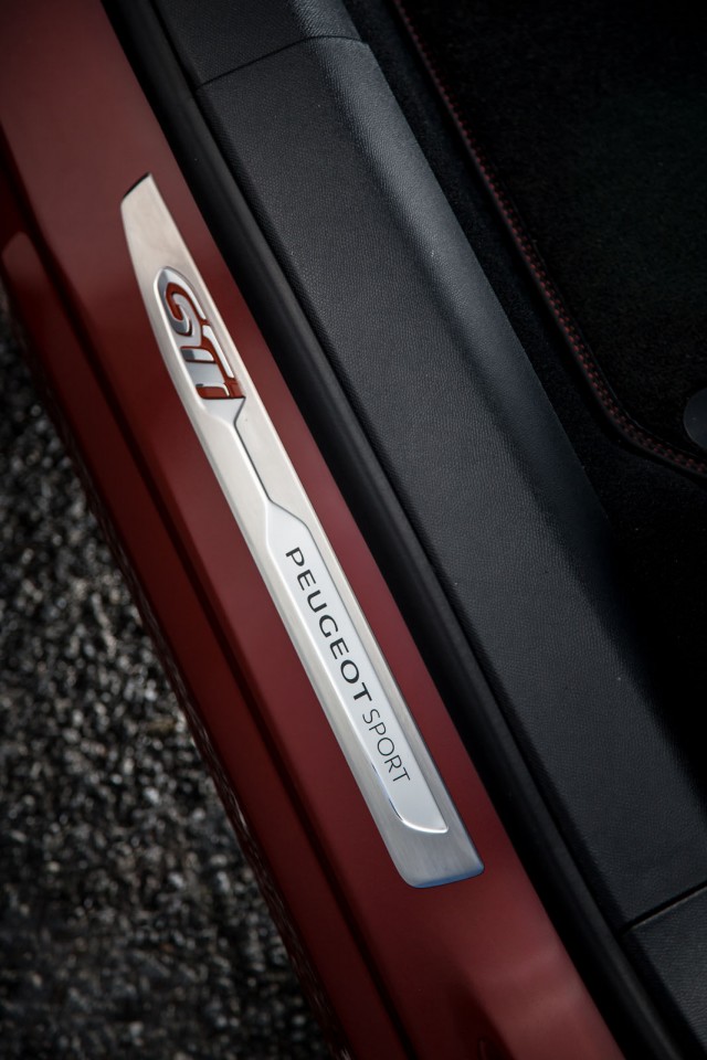 Photo seuil de porte aluminium Peugeot 308 GTi - Essais 2015