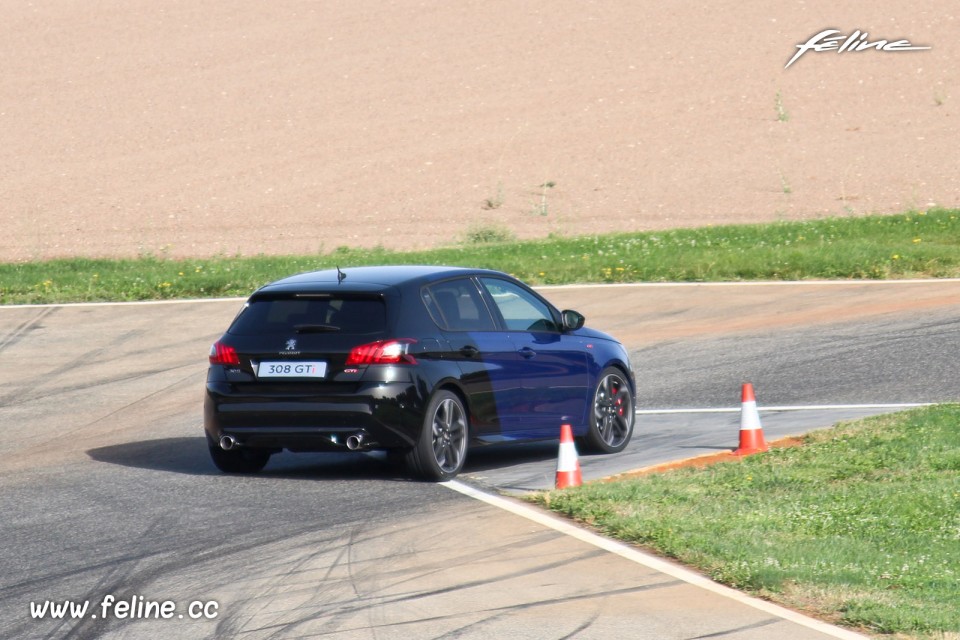 Photo essai Peugeot 308 GTi restylée Coupe Franche Bleu Magneti