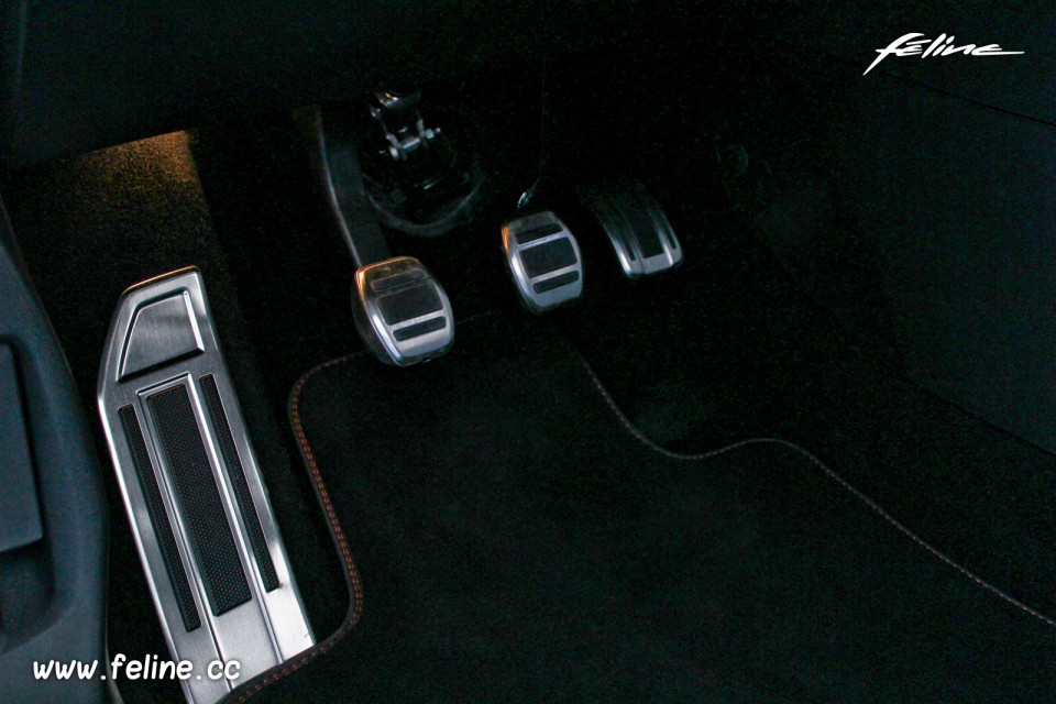 Photo essai pédalier et repose pied aluminium Peugeot 308 GTi r