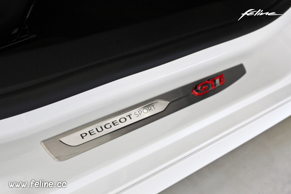 Photo essai seuil de porte aluminium Peugeot 308 GTi restylée (