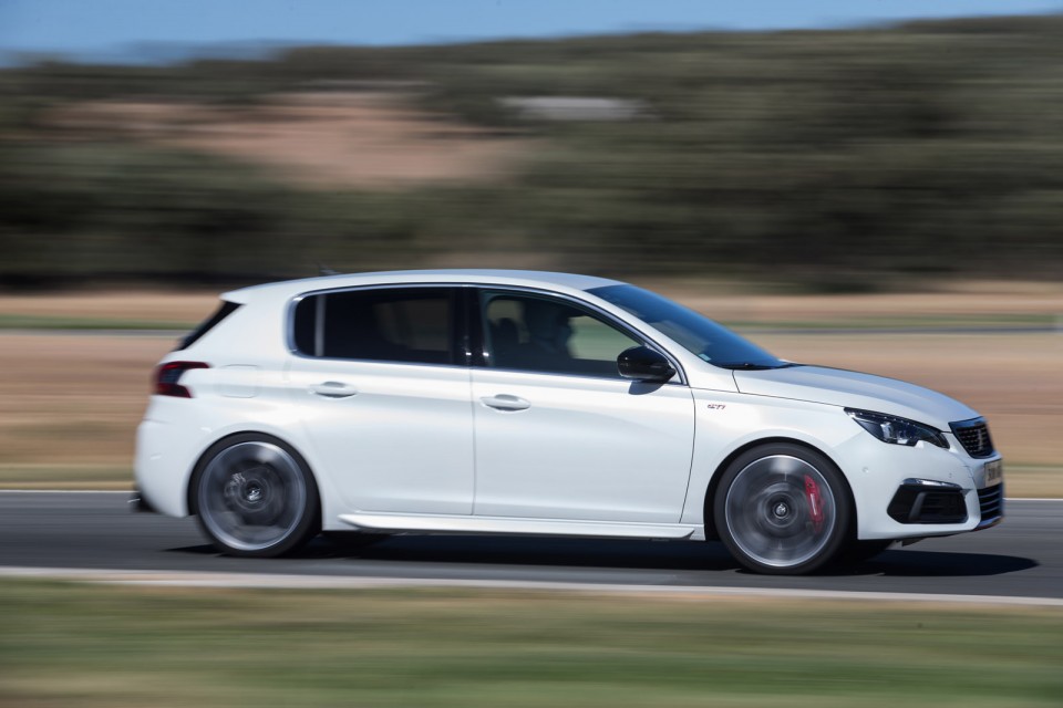 Photo Peugeot 308 GTi restylée Blanc Nacré - Essais circuit 20