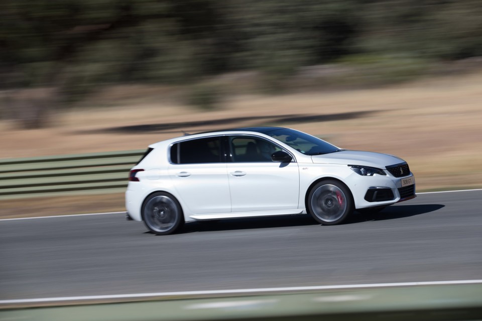 Photo Peugeot 308 GTi restylée Blanc Nacré - Essais circuit 20