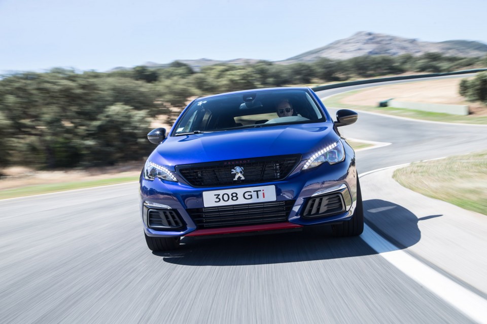 Photo face avant dynamique Peugeot 308 GTi restylée Coupe Franc