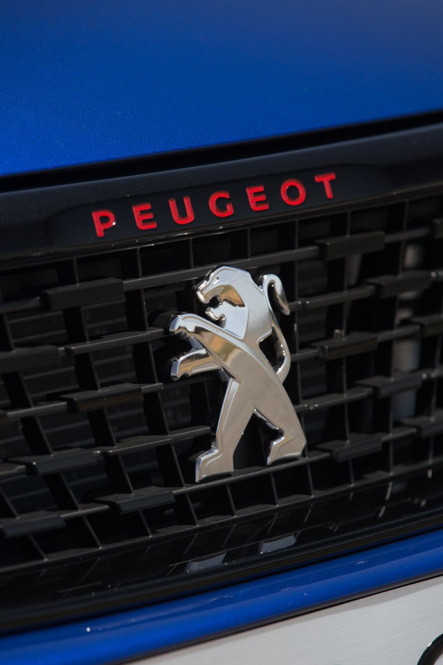 Photo badge Lion Peugeot 308 GTi restylée Coupe Franche Bleue -