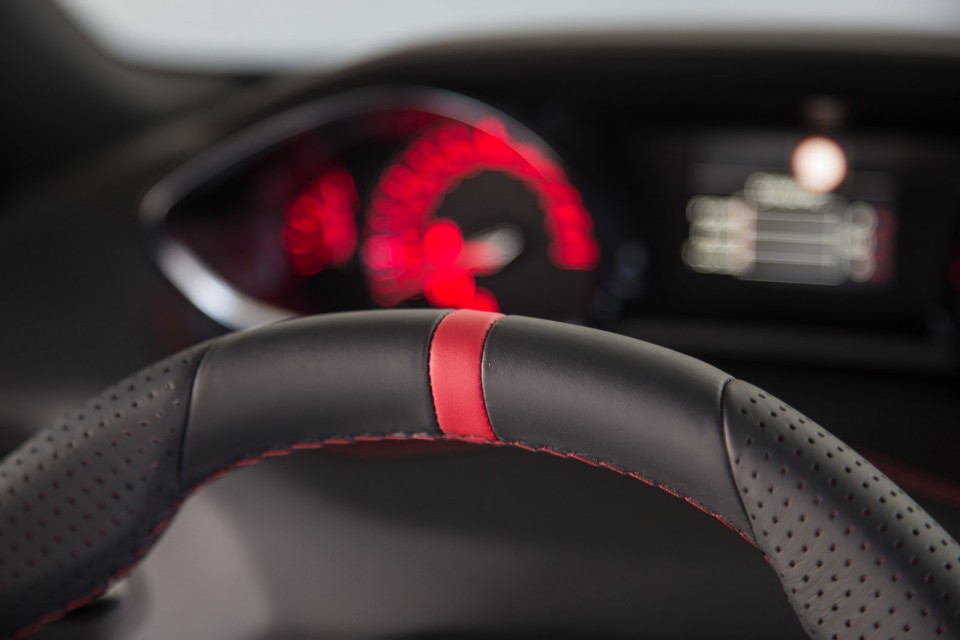 Photo volant guide rouge Peugeot 308 GTi restylée - Essais circ