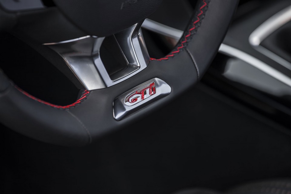 Photo sigle GTi volant cuir Peugeot 308 GTi by Peugeot Sport (20