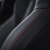 Photo détail surpiqûres rouges siège baquet Peugeot 308 GTi b