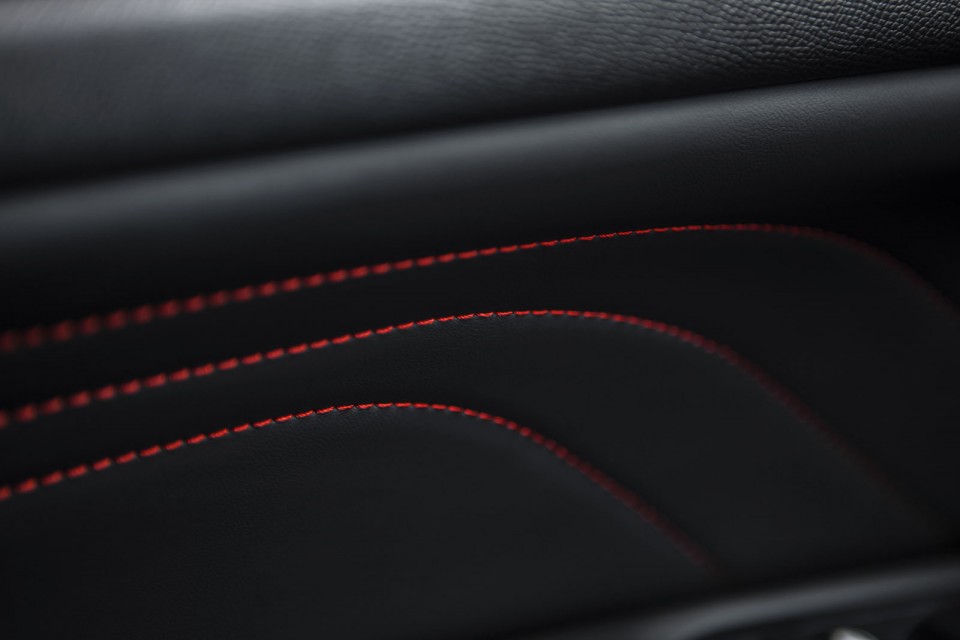 Photo détail surpiqûres rouges panneau de porte Peugeot 308 GT