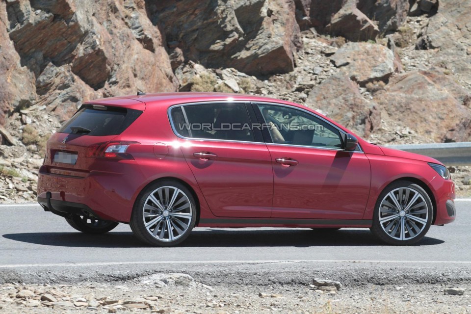 Photo espion (spyshot) 3/4 arrière Peugeot 308 R (ou 308 GTi)
