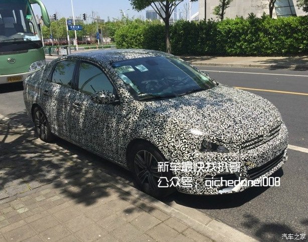 Photo espion (spyshot) 3/4 avant Peugeot 308 Sedan II - 1-002