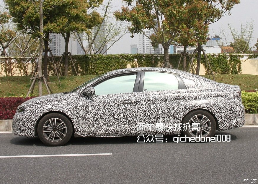 Photo espion (spyshot) profil Peugeot 308 Sedan II - 1-003