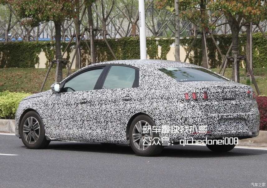 Photo espion (spyshot) 3/4 arrière Peugeot 308 Sedan II - 1-004