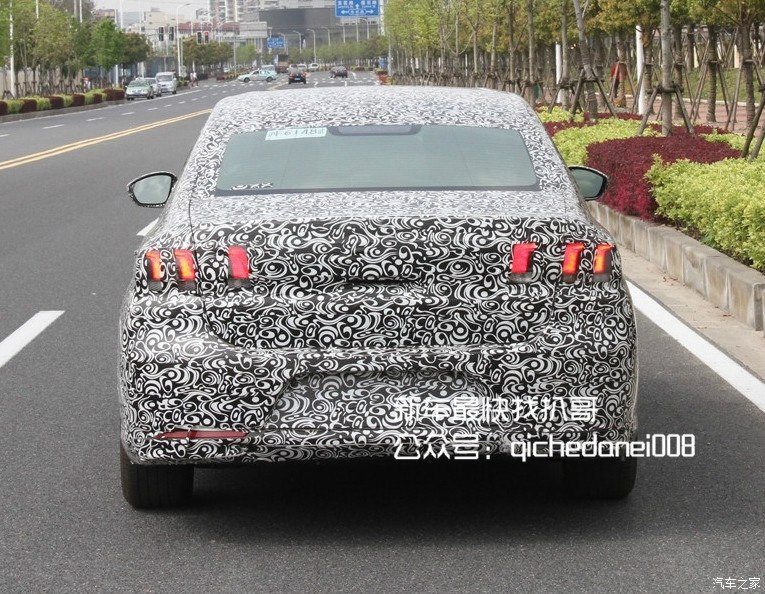 Photo espion (spyshot) face arrière Peugeot 308 Sedan II - 1-00