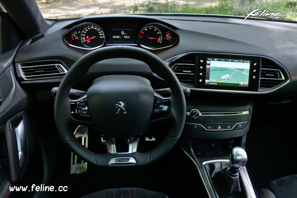 Photo poste de conduite i-Cockpit Peugeot 308 SW GT Blanc Nacré