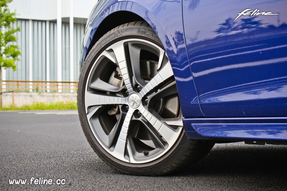 Photo jante alliage Diamant 18 Peugeot 308 SW GT Bleu Magnetic -