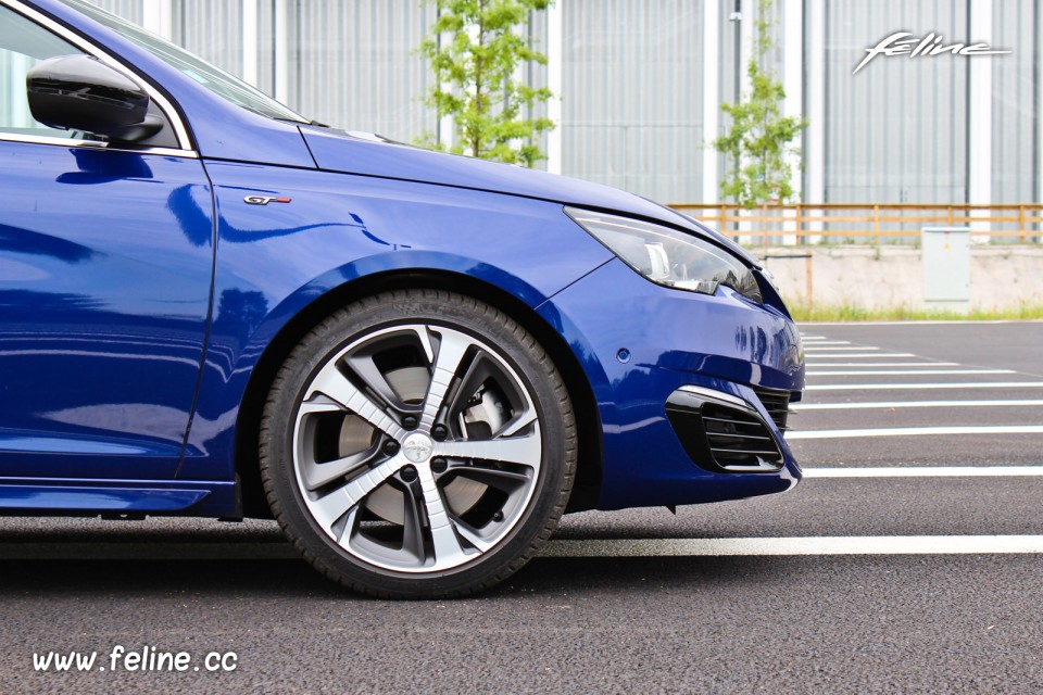 Photo jante aluminium Diamant 18 Peugeot 308 SW GT Bleu Magnetic