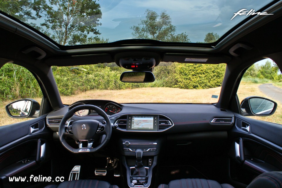 Photo toit en verre panoramique Peugeot 308 SW GT Bleu Magnetic