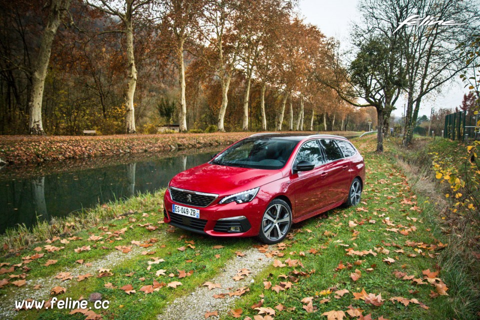 Photo 3/4 avant statique Peugeot 308 SW GT restylée Rouge Ultim