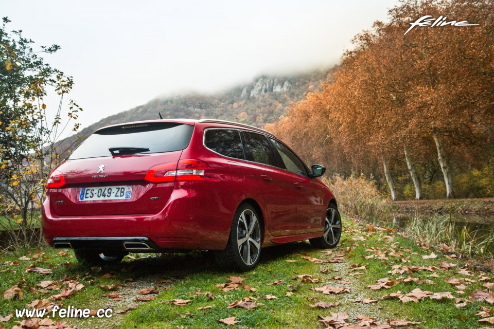 Photo 3/4 arrière statique Peugeot 308 SW GT restylée Rouge Ul