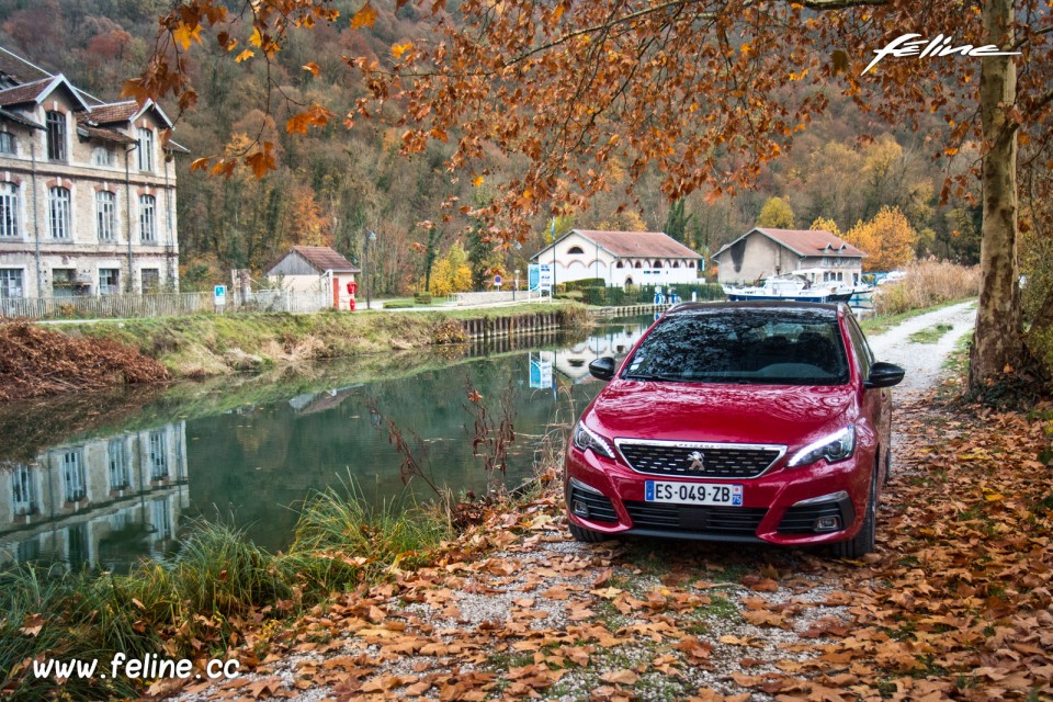 Photo face avant statique Peugeot 308 SW GT restylée Rouge Ulti