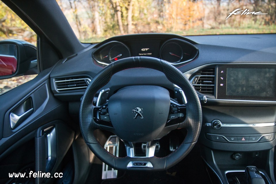 Photo volant cuir Peugeot 308 SW GT restylée - 1.6 PureTech 225