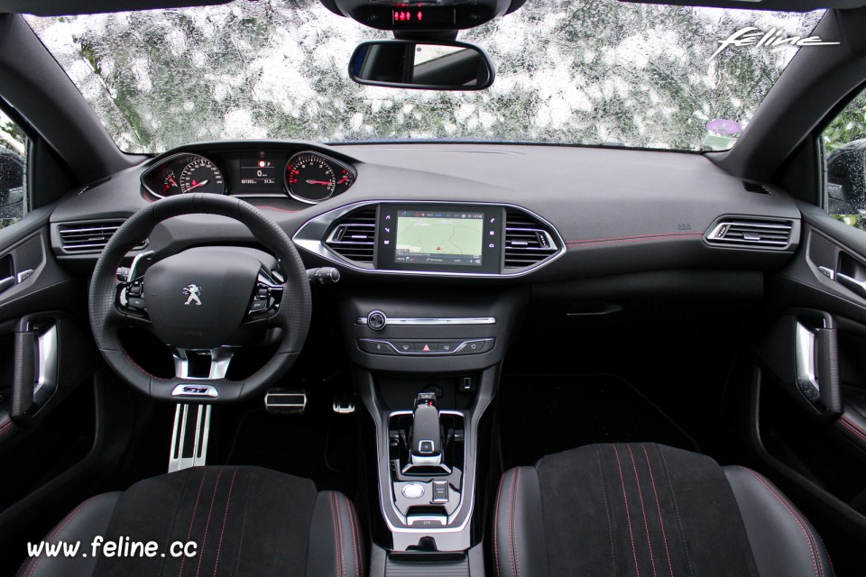 Photo intérieur i-Cockpit TEP Alcantara Peugeot 308 SW GT resty