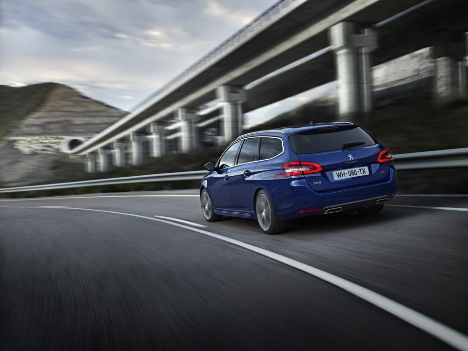 Photo officielle 3/4 arrière Peugeot 308 SW GT restylée (2017)