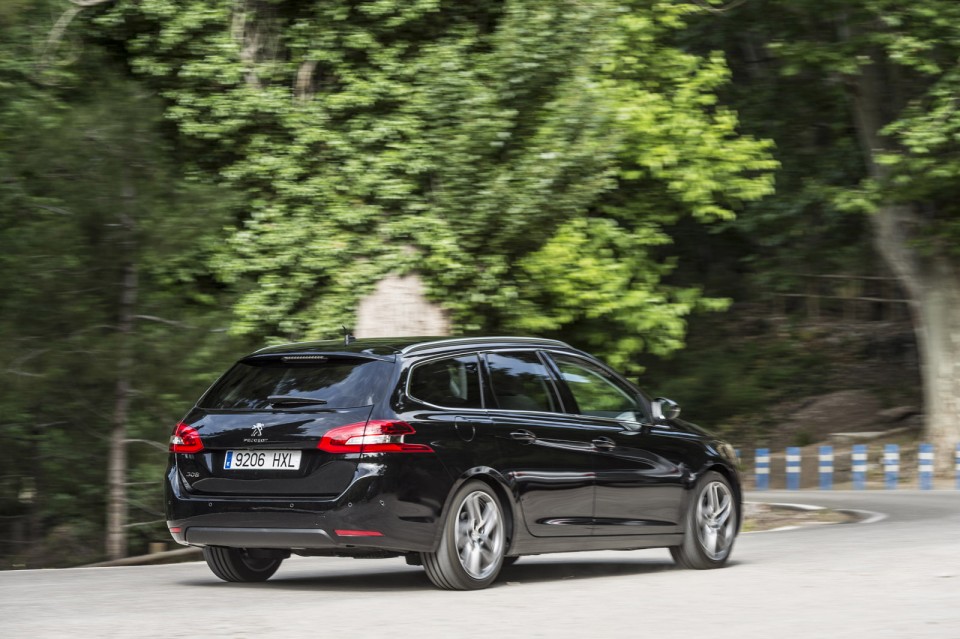 Photo Peugeot 308 SW II Féline Noir Perla Nera (Espagne)