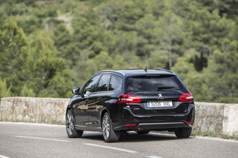Photo Peugeot 308 SW II Féline Noir Perla Nera (Espagne)