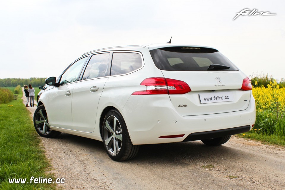 Photo 3/4 arrière Peugeot 308 SW II Allure Blanc Nacré - 2.0 BlueHDi 150