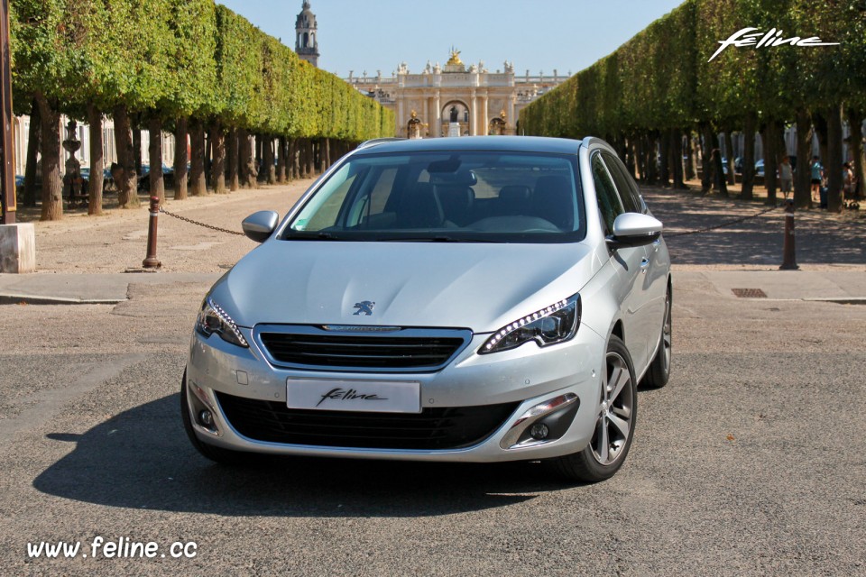 Photo Nancy Peugeot 308 SW II Féline Gris Aluminium - 2.0 BlueHDi 150 EAT6