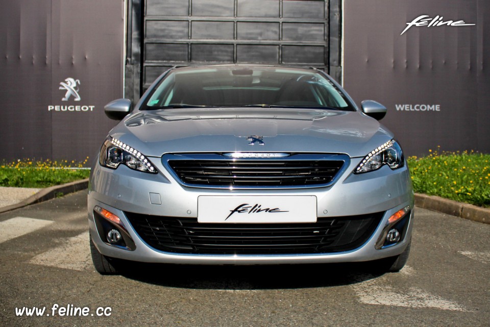 Photo face avant Peugeot 308 SW II Féline Gris Aluminium - 2.0 BlueHDi 150 EAT6