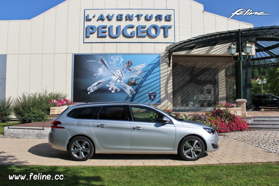 Photo Musée Peugeot 308 SW II Féline Gris Aluminium - 2.0 BlueHDi 150 EAT6