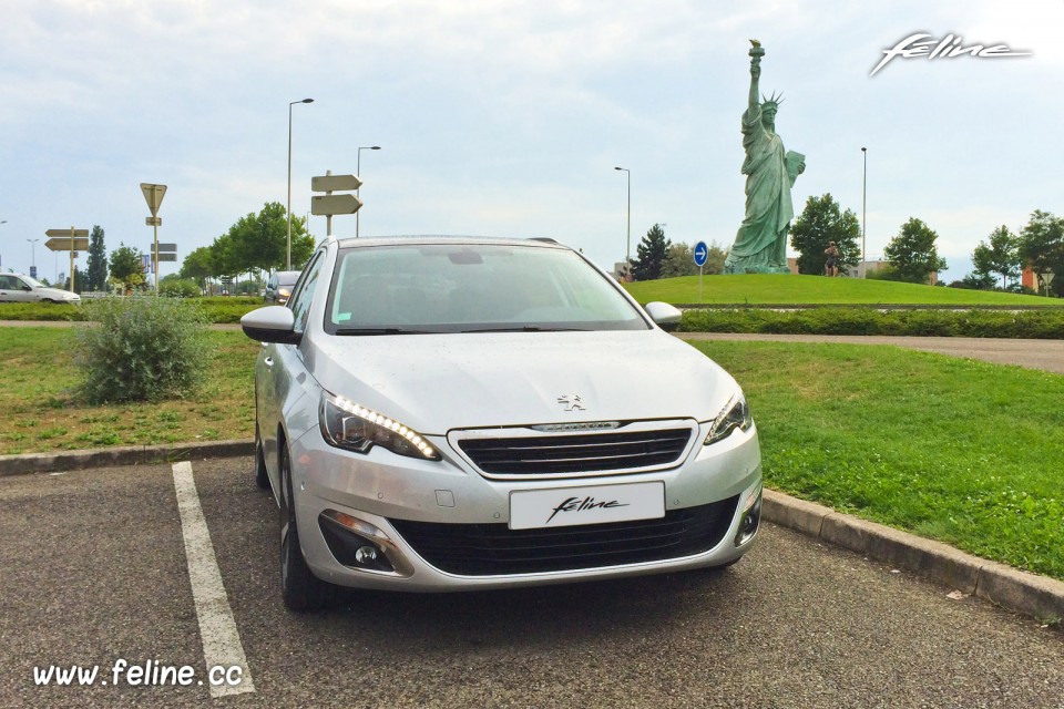 Photo Statue de la Liberté Peugeot 308 SW II Féline Gris Aluminium - 2.0 BlueHDi 150 EAT6