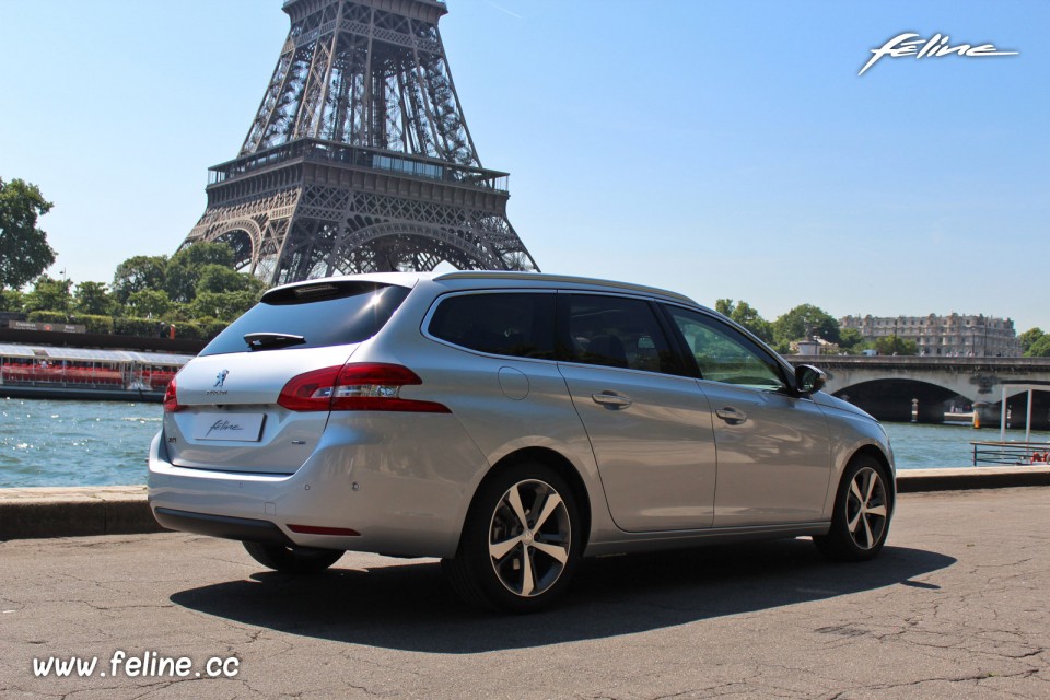 Photo 3/4 arrière statique Peugeot 308 SW II Féline Gris Aluminium - 2.0 BlueHDi 150 EAT6