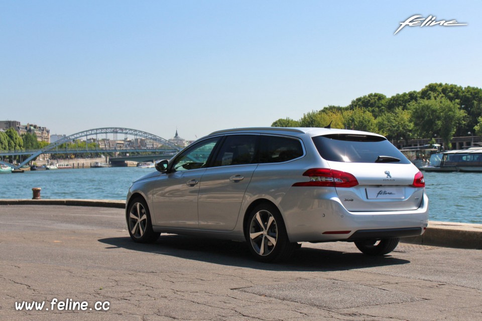 Photo 3/4 arrière Peugeot 308 SW II Féline Gris Aluminium - 2.0 BlueHDi 150 EAT6