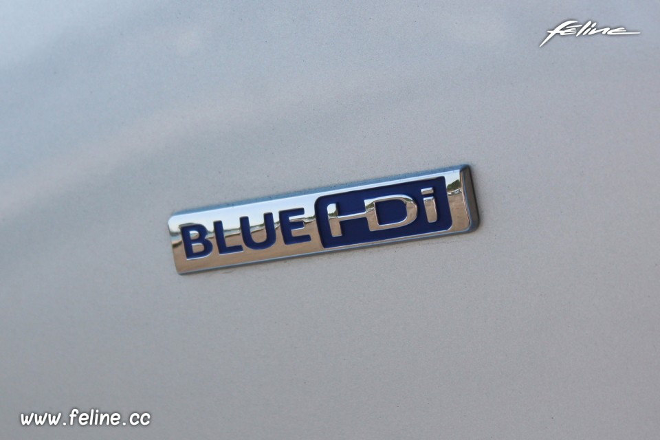 Photo sigle BlueHDi Peugeot 308 SW II Féline Gris Aluminium - 2.0 BlueHDi 150 EAT6