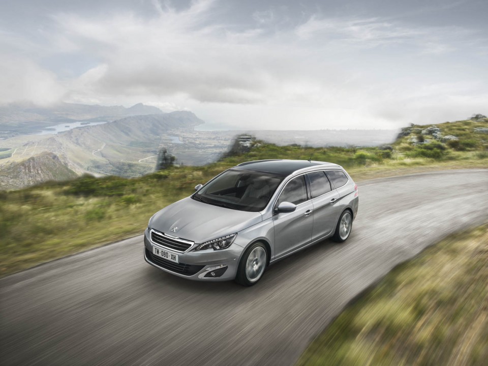 Photo dynamique route Peugeot 308 SW II Féline Gris Artense