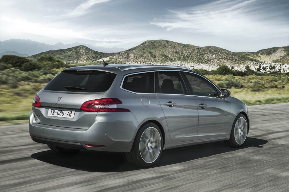 Photo 3/4 arrière dynamique Peugeot 308 SW II Féline Gris Artense