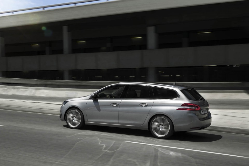 Photo 3/4 arrière route Peugeot 308 SW II Féline Gris Artense