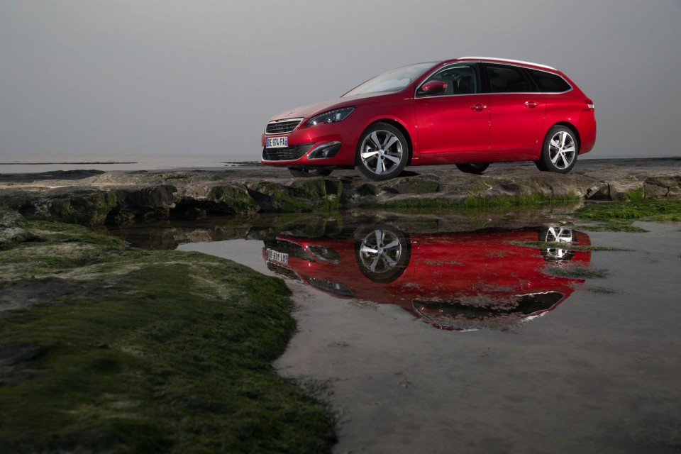 Photo officielle Peugeot 308 SW II Allure Rouge Rubi