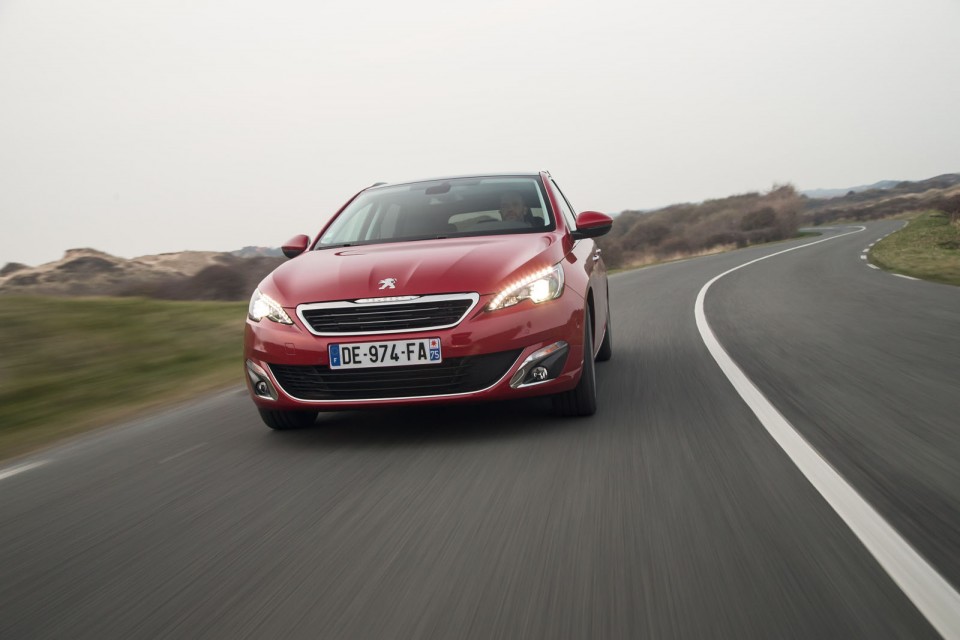 Photo officielle Peugeot 308 SW II Allure Rouge Rubi