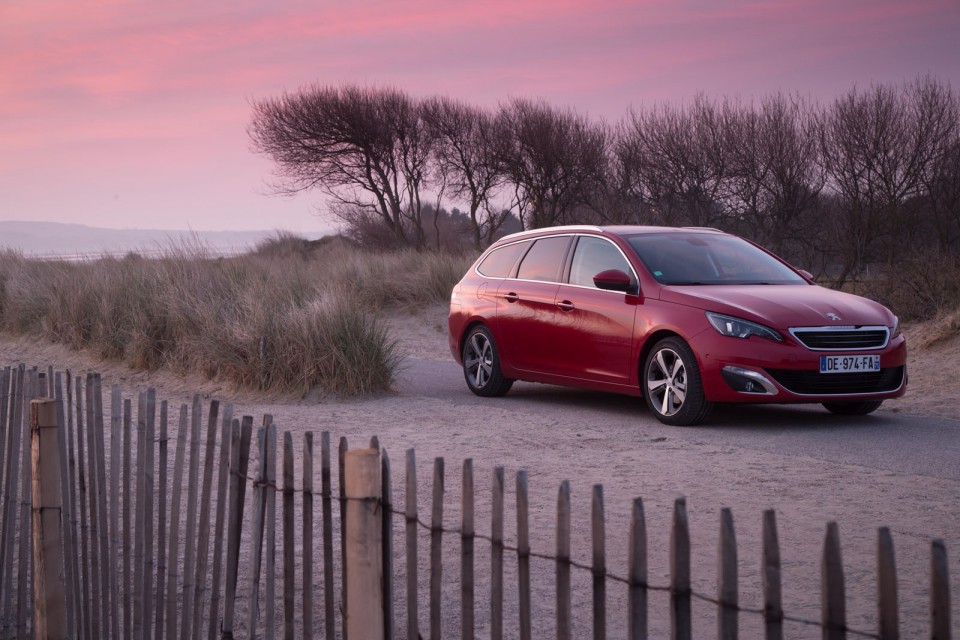 Photo officielle Peugeot 308 SW II Allure Rouge Rubi