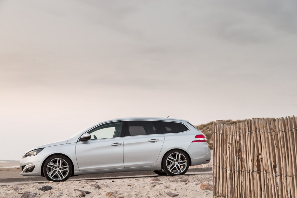 Photo officielle Peugeot 308 SW II Féline Gris Alu