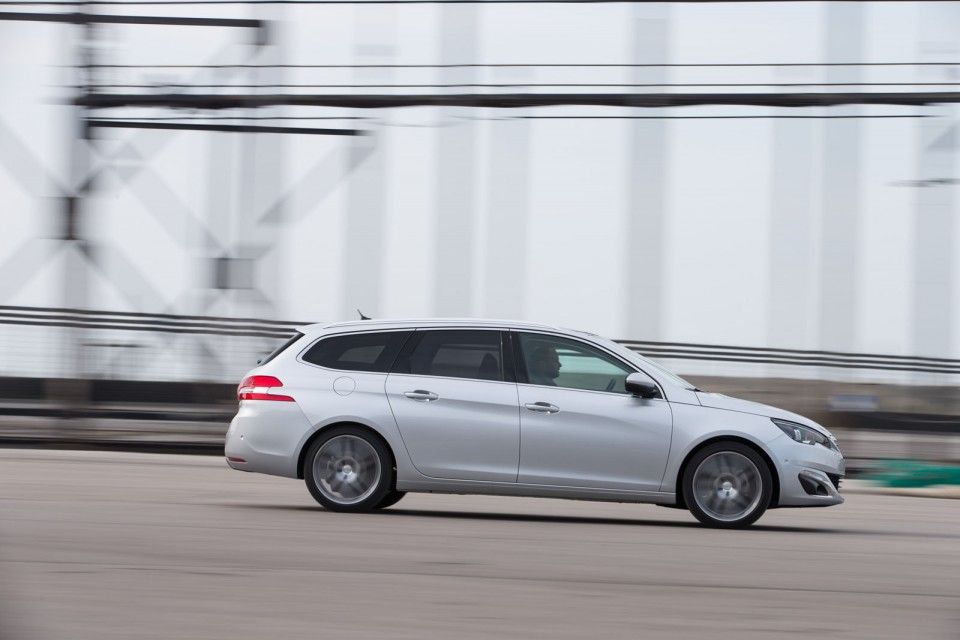 Photo officielle Peugeot 308 SW II Féline Gris Alu