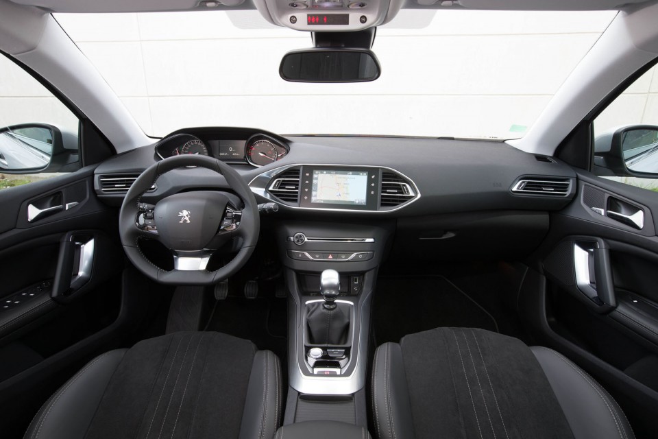 Photo intérieur mi-TEP / alcantara noir Peugeot 308 SW II Féline