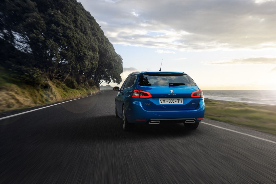 Photo route Peugeot 308 SW II Bleu Vertigo restylée (2020)