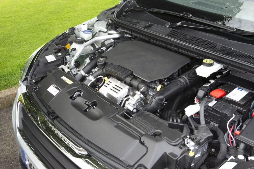Photo moteur essence 1.2 e-THP 130 Peugeot 308 SW II (UK)