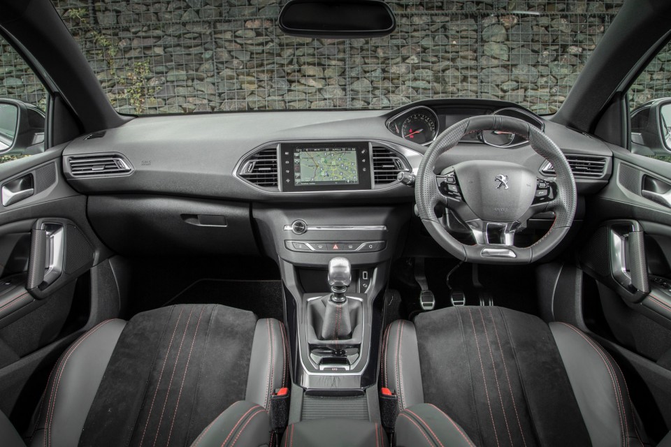 Photo tableau de bord Peugeot 308 SW II GT Line Blanc Nacré (UK